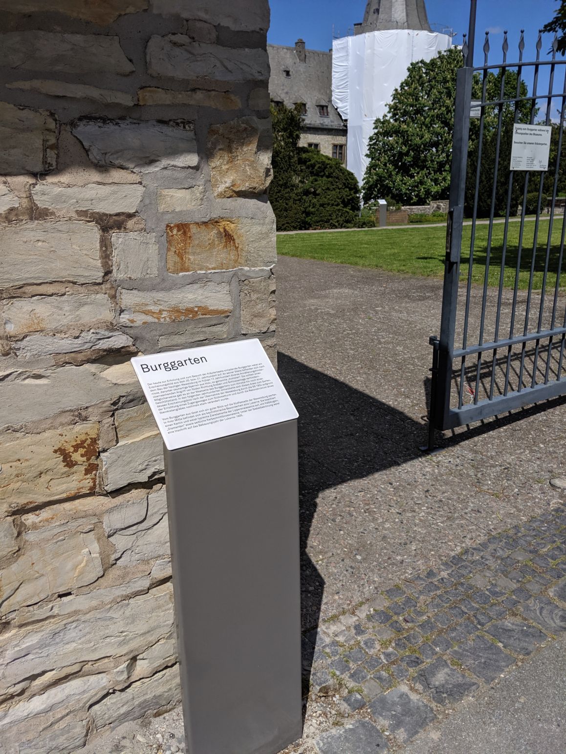 Am barrierefreien Zugang zum Burggarten